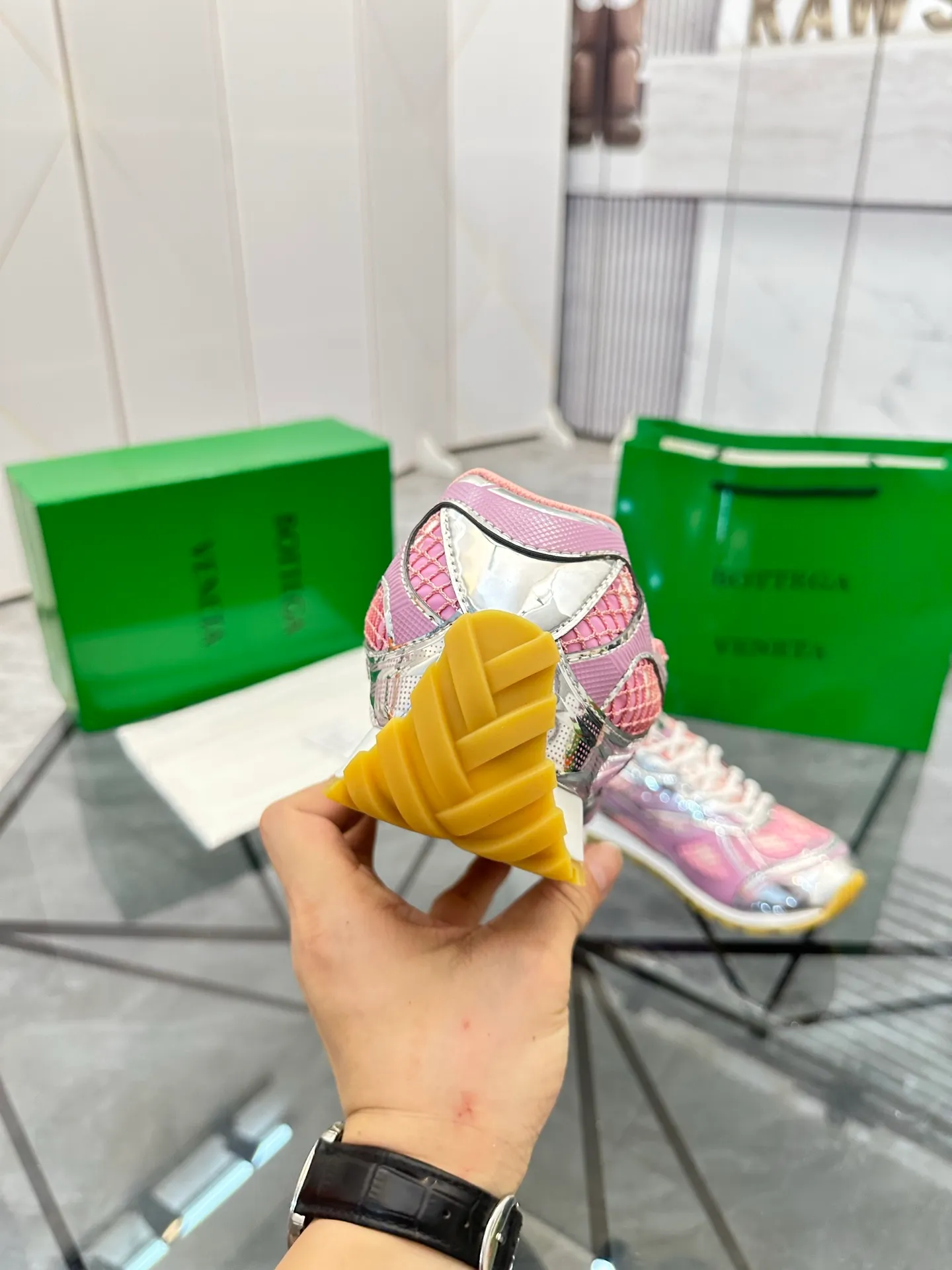 Factory men's shoes 💰: 620💰 (top version) BV Orbit sneakers Wang Yibo's same style couple's dad shoes Runner sneakers, made of lightweight technical mesh fabric. Matched with geometric pattern designed rubber outsole Wang Zha series high version Look for the package craftsmanship The actual height is much higher, but the legs are still slim. Very nice and playable and durable Matching to the standard 💯 Package shoe technology Look for the high version The outsole is made of color-blocked TPU outsole Women's model 35 36 37 38 39 40 41 (40 41 customized) Men's model 38 39 40 41 42 43 44 45. (Customized size 38 45.46) No. H345